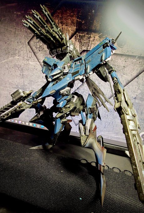 テンションが上がったので雑にしまってたプラモ引っ張り出して組み直した😌
メインブースターがかたっぽなくなってて、これがホントの水没王子。

アンサングはこっちより紛失パーツ多くて組めなかった😔
しかし…やっぱこれ飾っとくにはでっかいな 