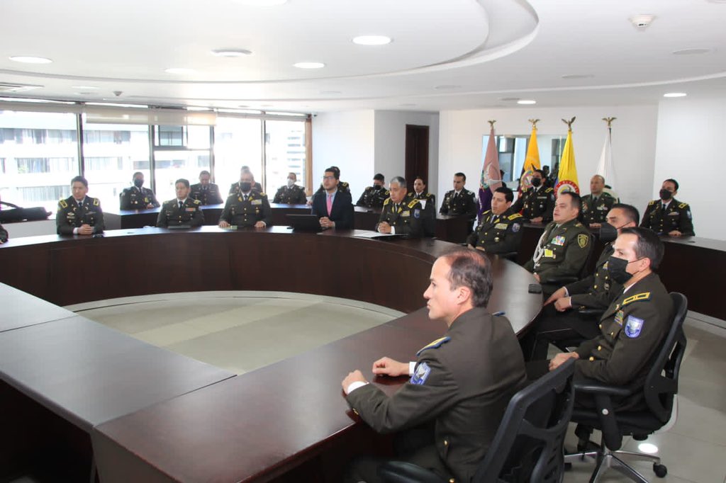 Policía Ecuador on Twitter "𝐂𝐎𝐎𝐏𝐄𝐑𝐀𝐂𝐈Ó𝐍 𝐏𝐎𝐋𝐈𝐂𝐈𝐀𝐋 En UIO