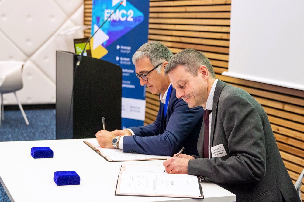 L’Agence et le pôle européen des technologies de fabrication <a href="/Polemc2/">Pôle EMC2</a> ont affirmé leur partenariat à travers la signature d'une convention lors du "RDV Stratégie Innovation" 🤝

#CohésionDéfense #Innovation #NotreDéfense #Partenariat #convention