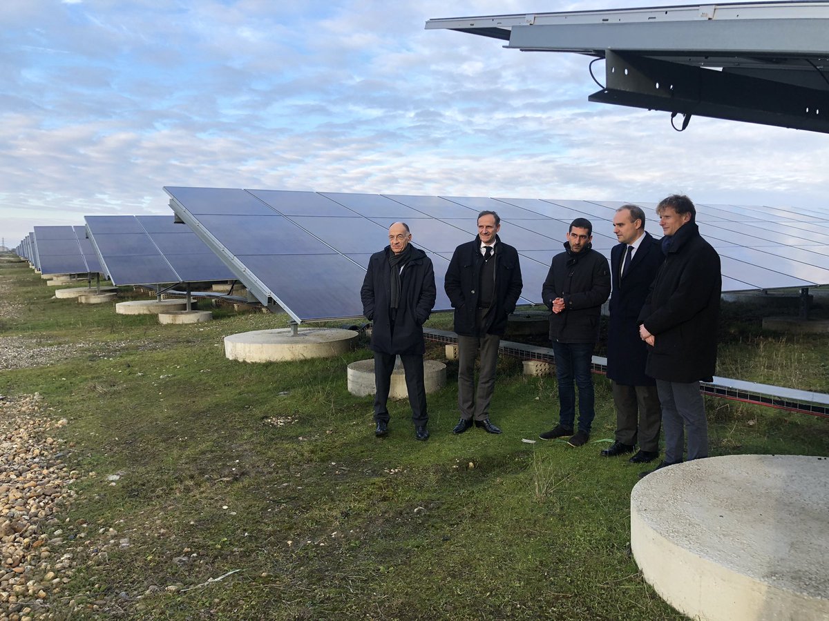 En déplacement en #Gironde, j’ai tenu à aller voir la plus grande centrale photovoltaïque urbaine d’Europe ! 🇫🇷

#Souveraineté, décarbonation, #énergie : voilà un bel exemple d’investissement de la <a href="/BanqueDesTerr/">Banque des Territoires</a> ⚡️🌱

#ClimateEmergency