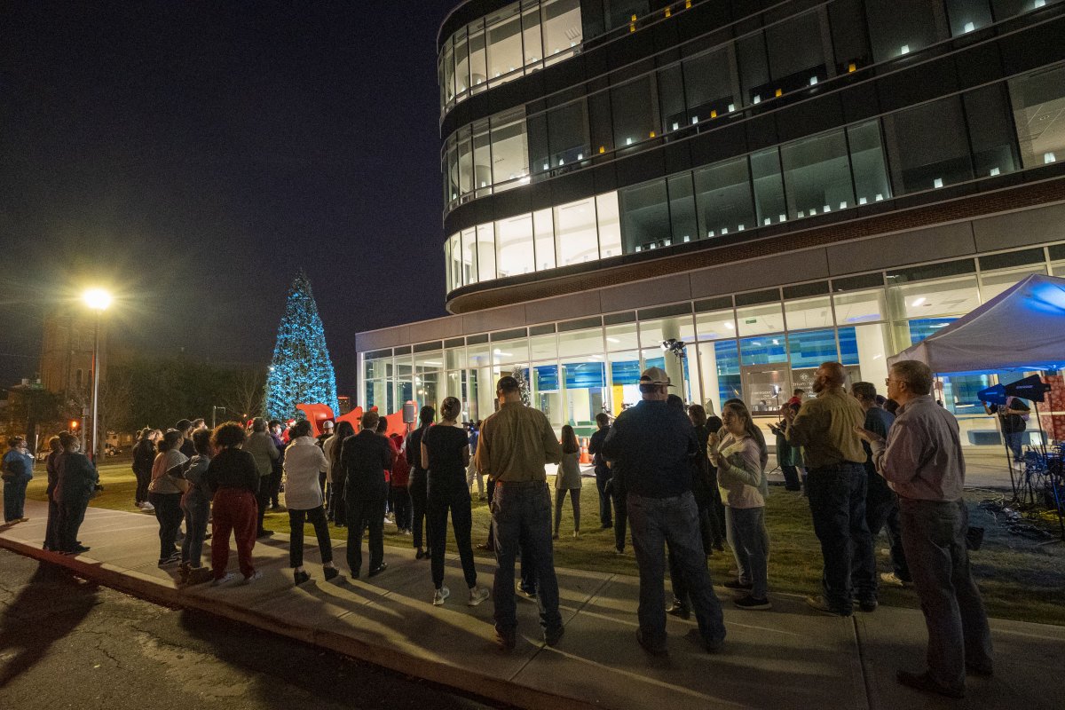 AHNChildrens's tweet image. Two of our brave pediatric cancer patients lit the tree for us at A Night Of Lights!  Thanks to Heart of Georgia Citizens of Georgia Power and Walmart for the addition of luminaries placed in the children’s hospital’s windows! #GaPowerfulService #WeHelpBecauseItsHome
