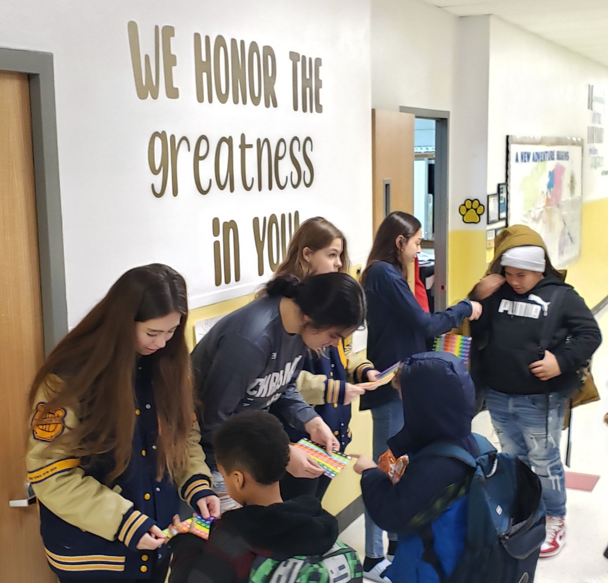Had a great time greeting the <a href="/OttBearCubs/">Christian Ott Elementary</a> this morning for #FunFriday! We always enjoy the opportunity to connect with future bears whenever possible. 
GO BEARS! 🏀🐻💪🔥