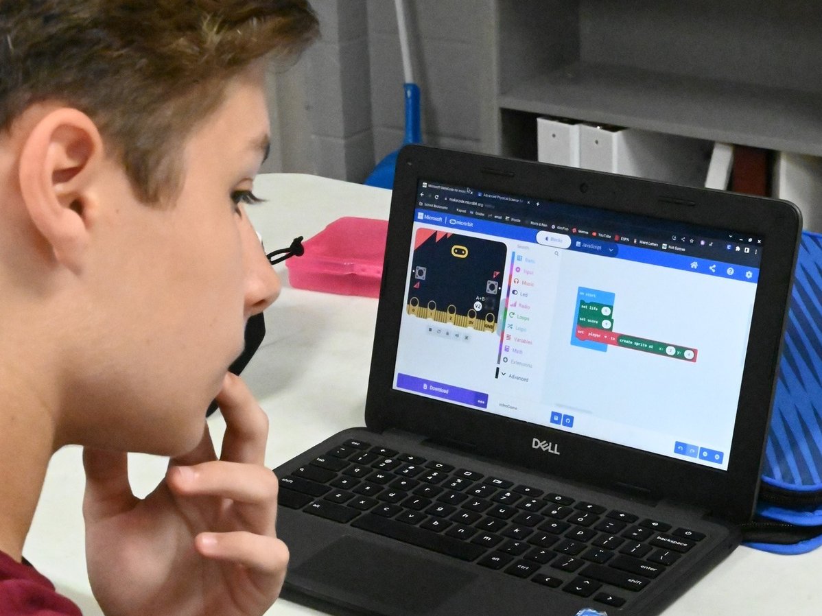 AlabamaAchieves's tweet image. We&apos;re wrapping up #ComputerScienceEducationWeek featuring Mr. Davis&apos; Computer Science &amp;amp; Society class at Alexander City Schools. Students created a unique video game with base code and presented this game to the entire school.