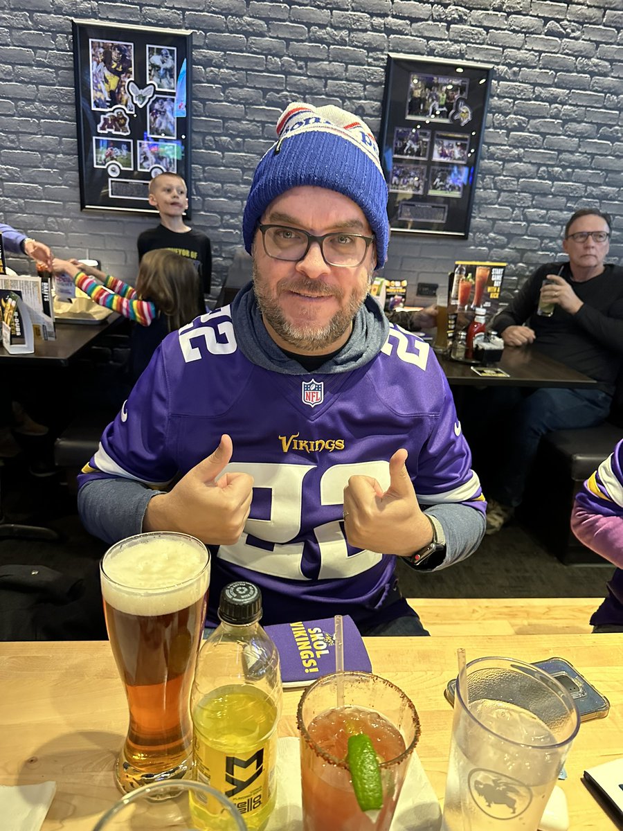 MikeAmundsen12's tweet photo. Quad-fisting drinks at BW3 Edina #FFF #KFANVikes @americangolfer5 https://t.co/JPcN2lkkIp