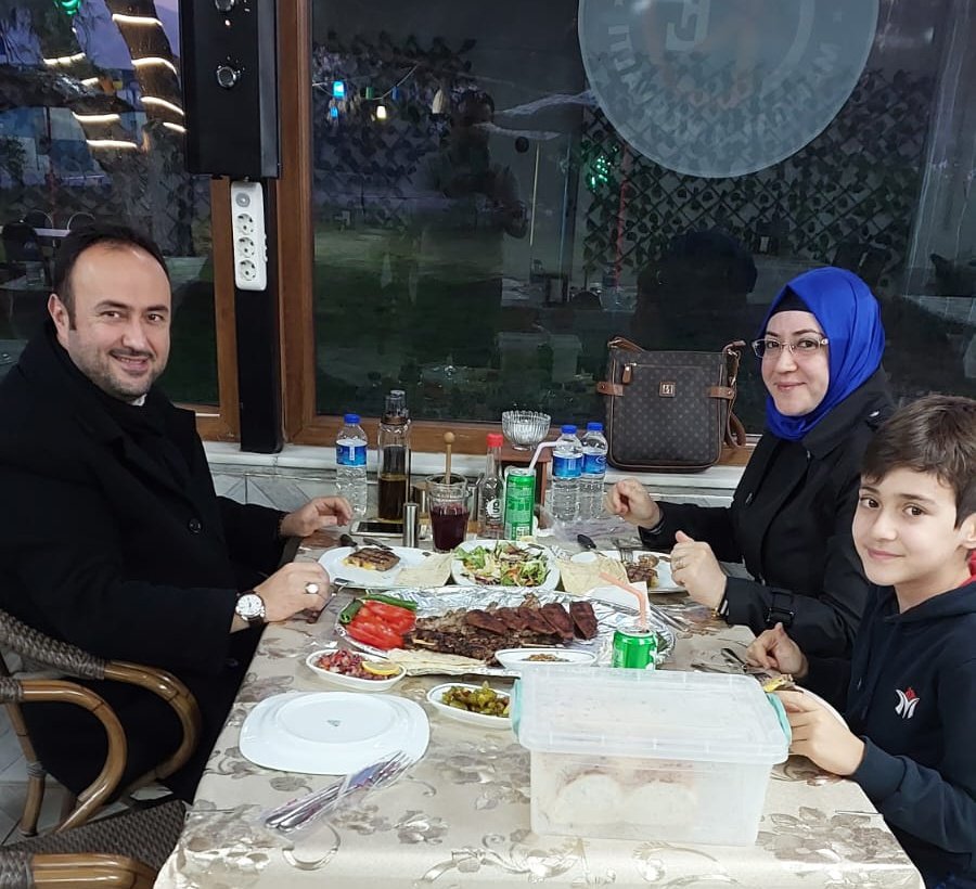 Manisa'nın tanınmış Gazetecilerinden Fatih KÖSE ve ailesini akşam yemeğinde misafir ettik.  🥩🥙🐑

#KadirEtMangal #Steak #Köfte #Pirzola #Sucuk #Bonfile #Külbastı #Kebap #Tavuk #Kanat #Ciğer #Kuzu #UygunFiyat #KaliteliHizmet #LezzetinAdresi
