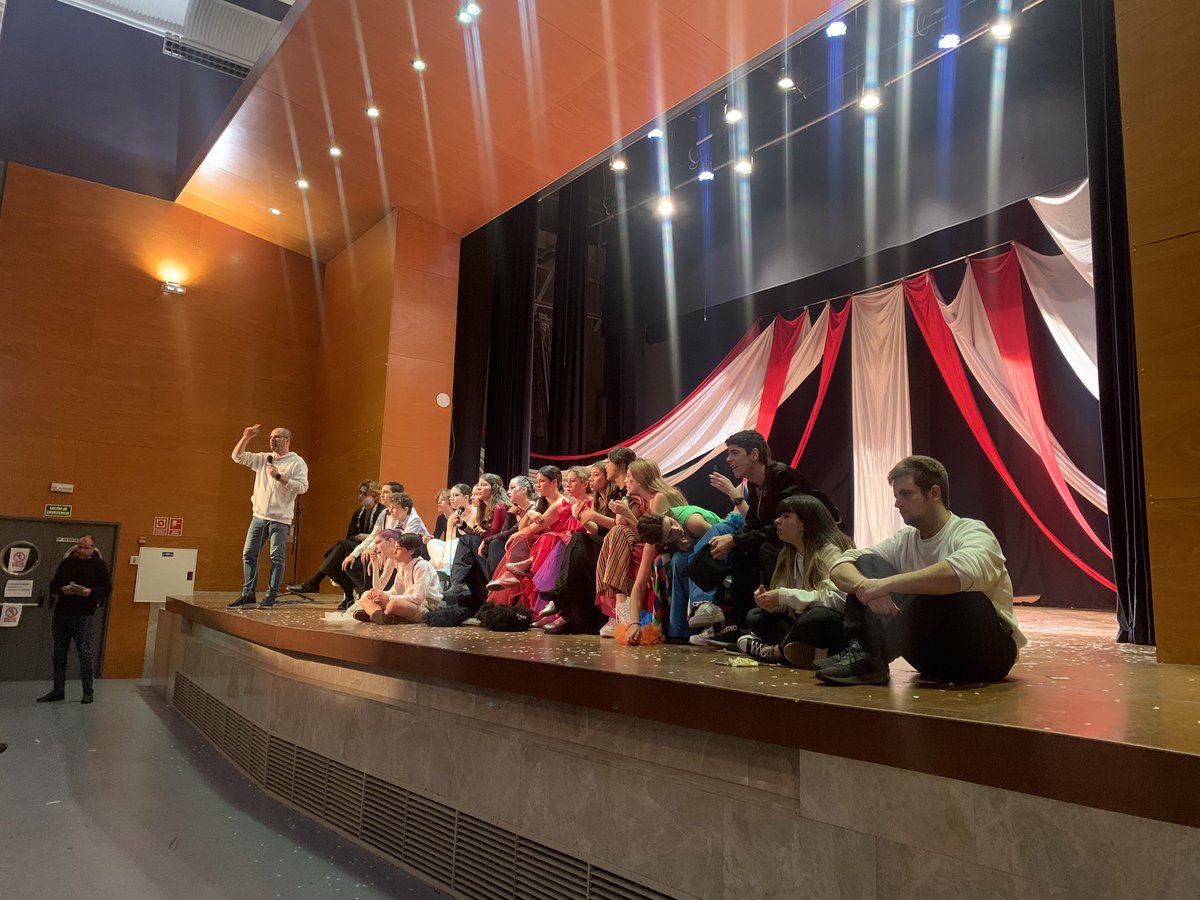 Sallemadrid's tweet photo. Y seguimos con lo más enriquecedor, los protagonistas dialogando con los espectadores, la mayoría futuro profesorado de las escuelas… lo que nos queda por aprender… la vida, continuo aprendizaje @SalleJovenPalen @lsmaravillas @LaSalleMAD #JuntosMejor #MiraMásAllá @lasallearlep https://t.co/QJmwM5xZvQ