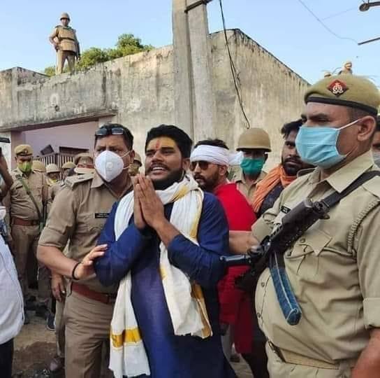 राष्ट्रीय सवर्ण परिषद के राष्ट्रीय अध्यक्ष भाई पंकज धवरैया जी को फर्जी एससी एसटी एक्ट में गिरफ्तार कर लिया गया है। सवर्णों की अवाज दबाना बंद करें और तत्काल प्रभाव से पंकज धवरैया जी को रिहा करें। नहीं तो अंजाम अच्छा नहीं होगा
#RSP_चीफ_पंकज_को_रिहा_करो #AntiBrahmin_UPgov