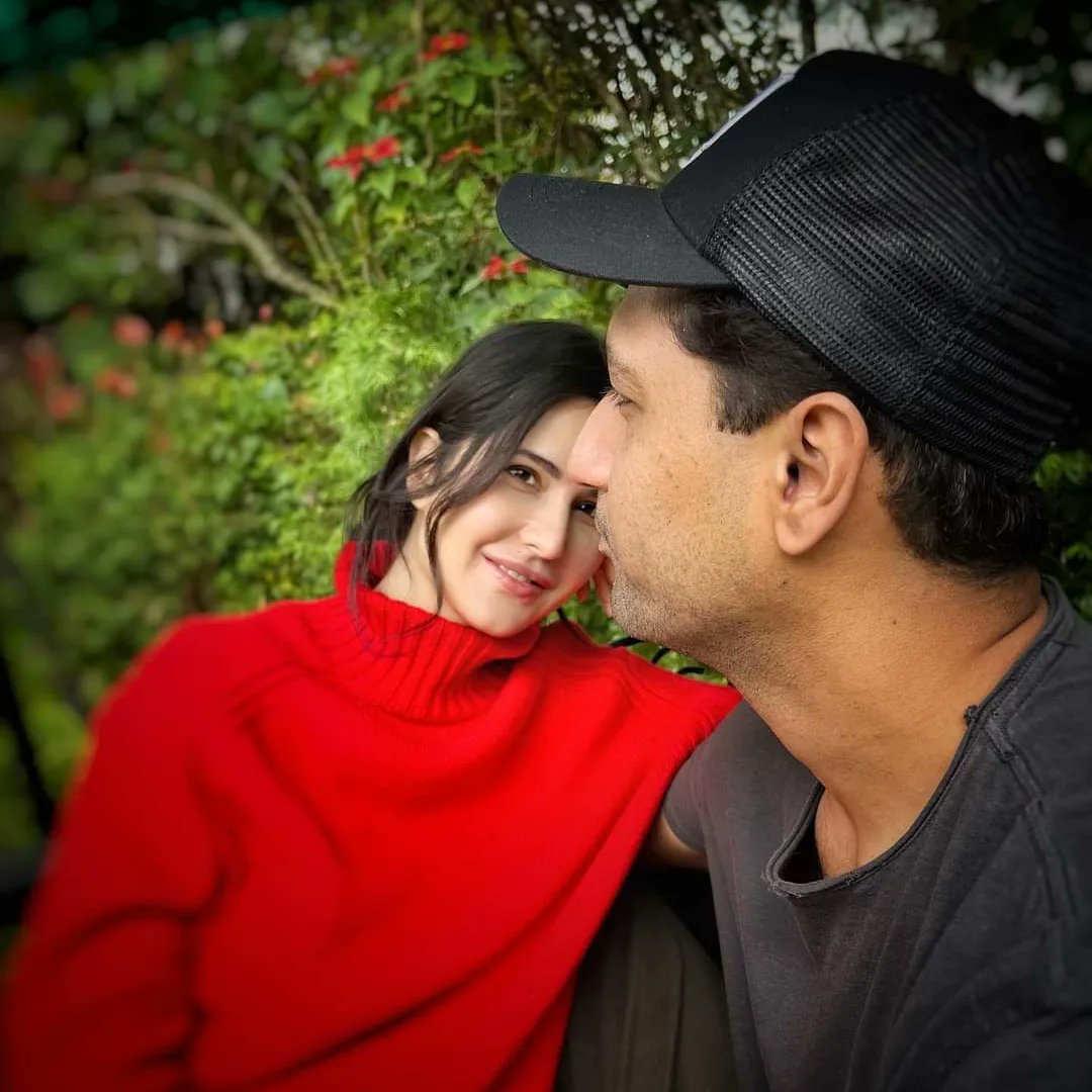 NewsFileConnect's tweet photo. #VickyKaushal and #KatrinaKaif celebrate one year anniversary, share unseen pics from their holiday escapade and wedding. We wish the power couple happiness always. https://t.co/k8sjYhZ1v8