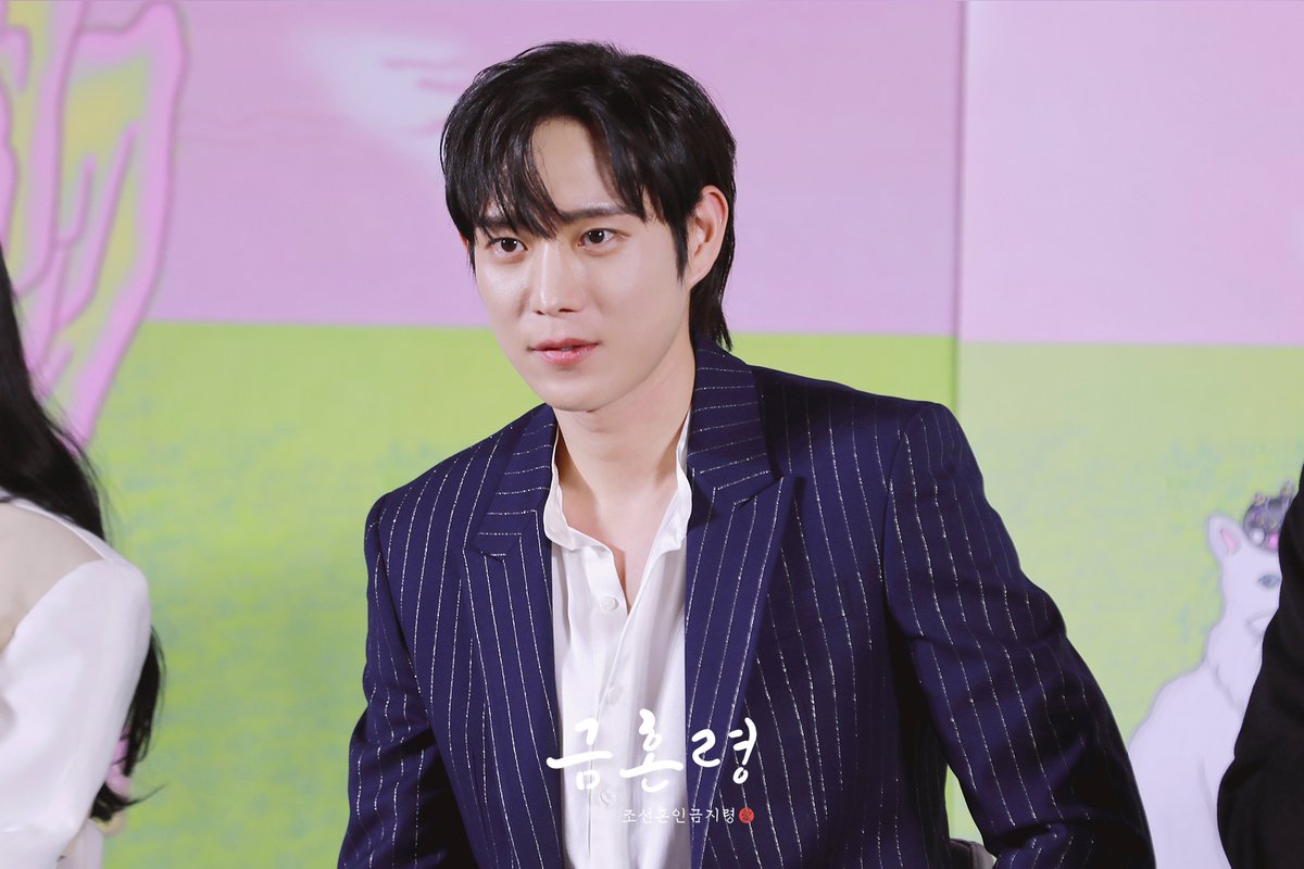 mbcdrama_pre's tweet image. #금혼령 팬시사회 비하인드 포토_헌📸💖
허니 얼굴은 예각, 둔각, 직각도 아닌 그냥 조각💎

혼인 사기꾼 경력 7년 차의 소랑이
조선을 상대로 벌이는 센세이셔널 궁궐 사기극
#금혼령 #금혼령_조선혼인금지령
오늘 밤 9시 50분 첫 방송😎

#박주현 #김영대 #김우석
#mbcdrama #TheForbiddenMarriage