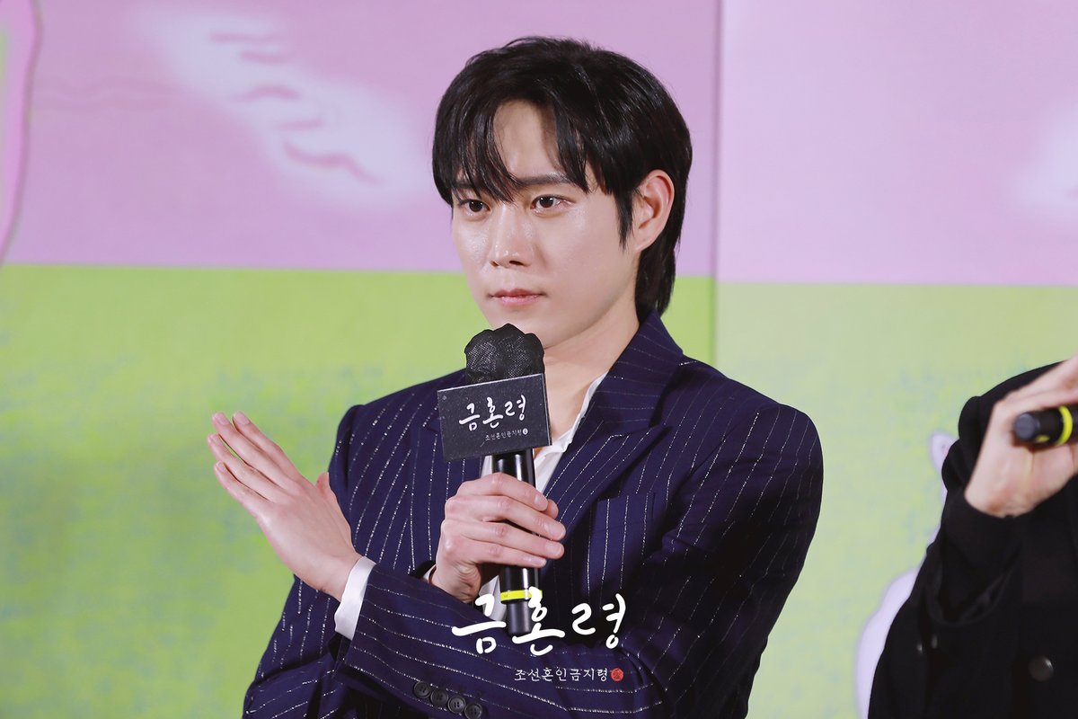 mbcdrama_pre's tweet image. #금혼령 팬시사회 비하인드 포토_헌📸💖
허니 얼굴은 예각, 둔각, 직각도 아닌 그냥 조각💎

혼인 사기꾼 경력 7년 차의 소랑이
조선을 상대로 벌이는 센세이셔널 궁궐 사기극
#금혼령 #금혼령_조선혼인금지령
오늘 밤 9시 50분 첫 방송😎

#박주현 #김영대 #김우석
#mbcdrama #TheForbiddenMarriage