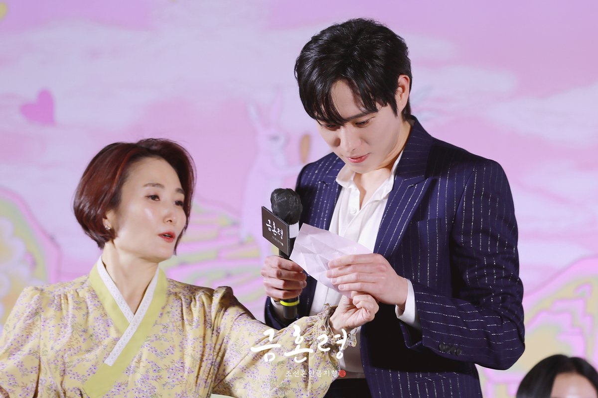 mbcdrama_pre's tweet image. #금혼령 팬시사회 비하인드 포토_헌📸💖
허니 얼굴은 예각, 둔각, 직각도 아닌 그냥 조각💎

혼인 사기꾼 경력 7년 차의 소랑이
조선을 상대로 벌이는 센세이셔널 궁궐 사기극
#금혼령 #금혼령_조선혼인금지령
오늘 밤 9시 50분 첫 방송😎

#박주현 #김영대 #김우석
#mbcdrama #TheForbiddenMarriage