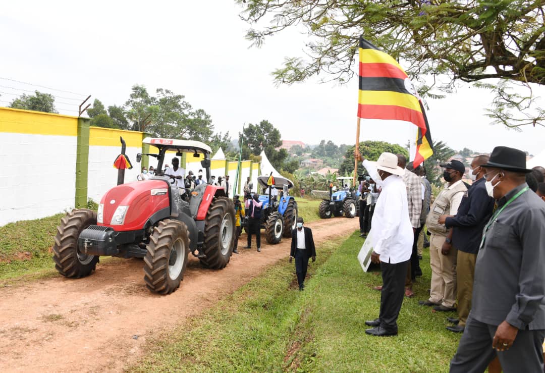 MAAIF_Uganda's tweet photo. The commissioning of 150 tractors along with implements and heavy earth moving equipment by H.E @KagutaMuseveni has given a boost to the Agricultural Mechanization programme.
#AgMechanizationUG
@FrankTumwebazek https://t.co/ky1oJdjl14