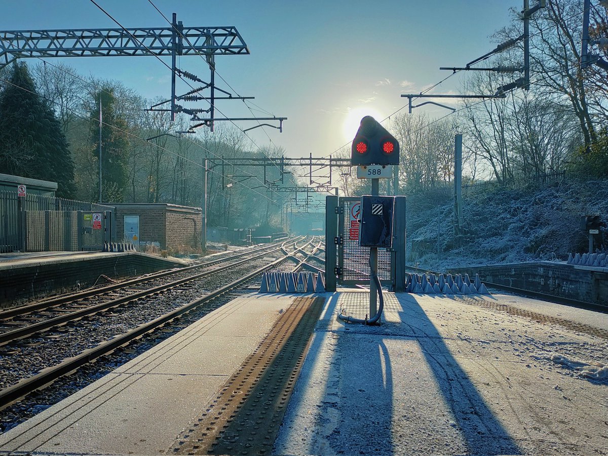 35mmags's tweet image. Kidsgrove station and the Trent &amp;amp; Mersey Canal looking all kinds of beautiful in the frosty midwinter (ish) sunlight ❄️🥶🚉 #routelearning