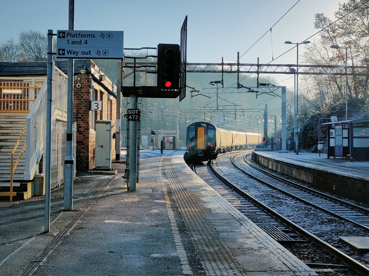35mmags's tweet image. Kidsgrove station and the Trent &amp;amp; Mersey Canal looking all kinds of beautiful in the frosty midwinter (ish) sunlight ❄️🥶🚉 #routelearning