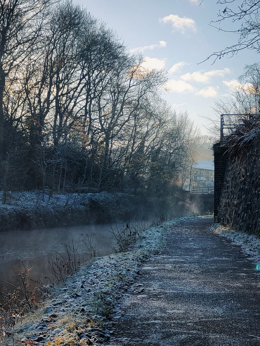 35mmags's tweet image. Kidsgrove station and the Trent &amp;amp; Mersey Canal looking all kinds of beautiful in the frosty midwinter (ish) sunlight ❄️🥶🚉 #routelearning