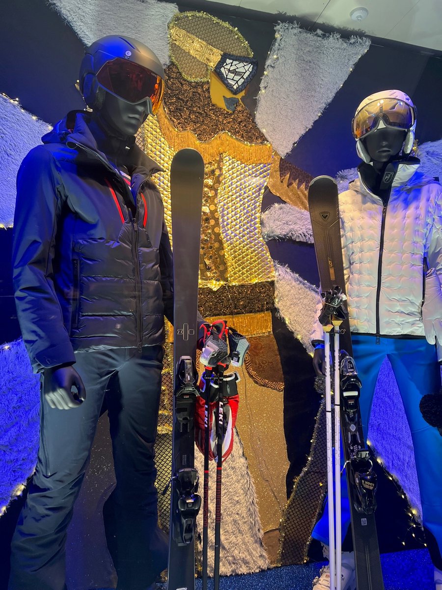 «es gibt Sportler, die als Künstler verehrt werden und es gibt sportliche Schaufenster die hohe Kunst abverlangen»
Entdecken Sie in den kommenden Tagen die aktuell wohl kreativste Schaufensterkunst an der Zürcher Bahnhofstrasse. 
  
#zürich #ochsport #bahnhofstrasse #ski