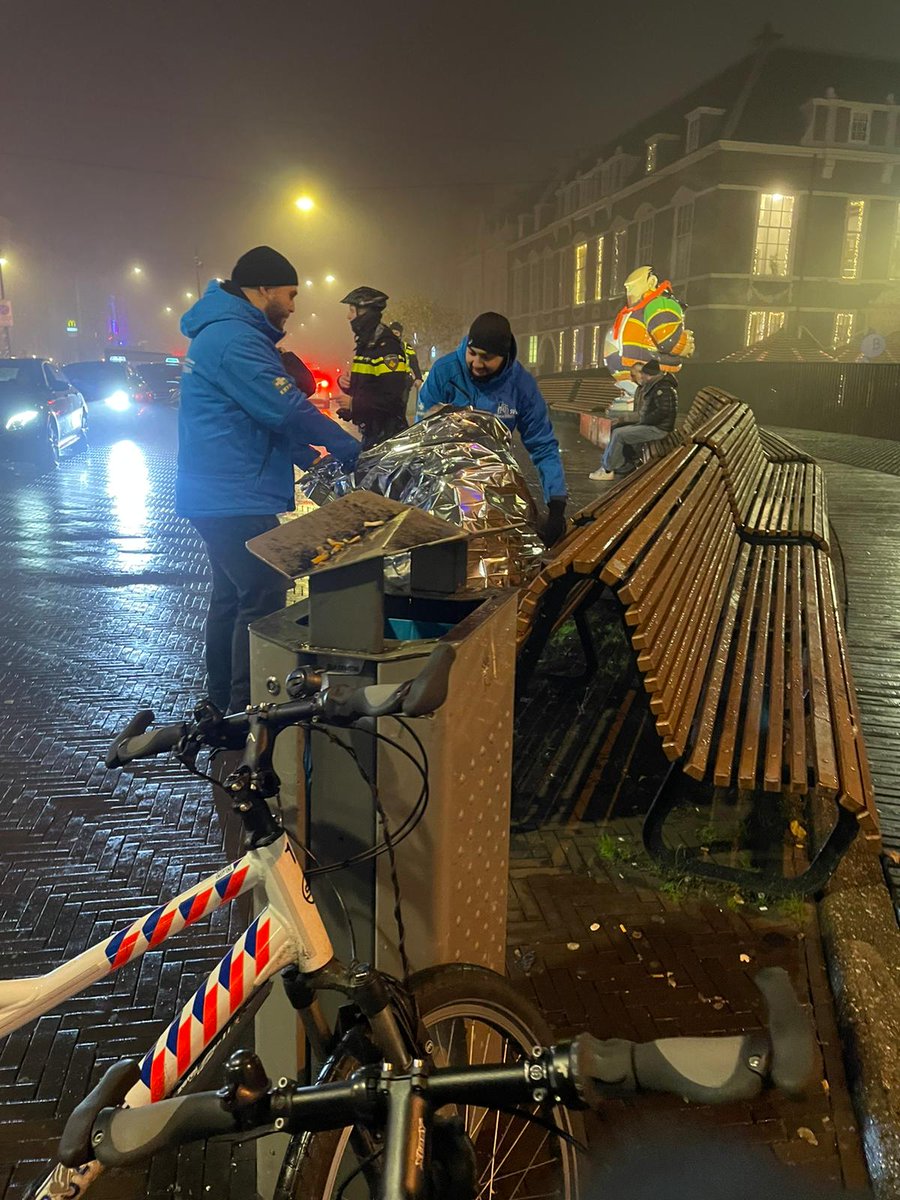Bij een ongeluk tussen een taxi en voetganger hebben de Horecastewards van Den Haag ondersteund!

Na het ongeluk hebben wij gelijk de hulpdiensten ingeschakeld en hebben we meneer zo stabiel mogelijk geprobeerd te houden.

#horecastewards #veilig #ambulance  #denhaag