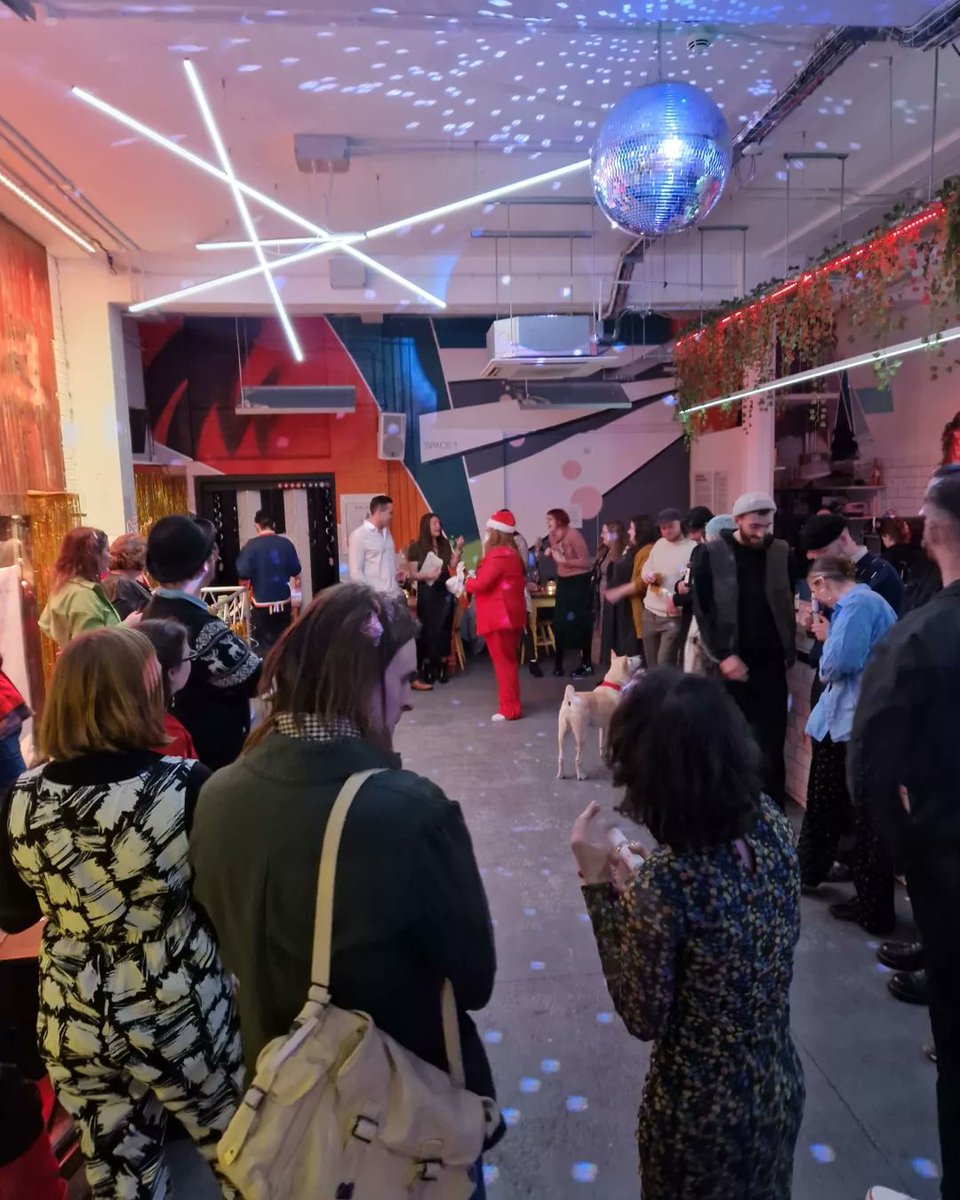 PlugItInHull's tweet photo. An extra festive thank you to everyone who joined us last night!

We had the best time "pop"ing around the Christmas tree 🎄 

Huge shout out to @TheRoaringGirls, @HumberStGallery and @AbsCultured for having us - hopefully we'll see you all again soon! https://t.co/ZalhCBBIwJ