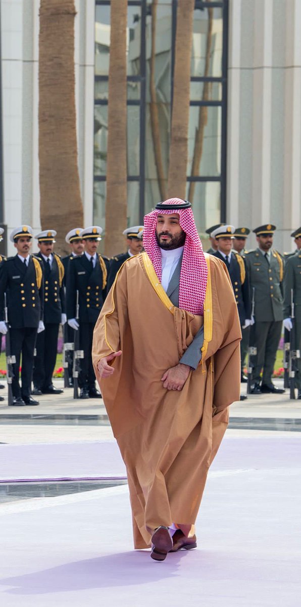 ما يقوم به هذا الرجل في خدمة دينه ومليكه ووطنه والأمتين العربية والإسلامية عز نظيره

فقد سبق بأفعاله الأقوال، وطاول بهمته الجبال، وسبق بمنجزاته الأجيال