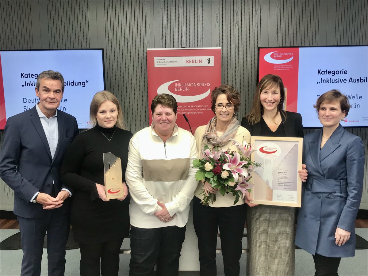 #Inklusionspreis Berlin 2022: Sieger in der Kategorie Inklusive #Ausbildung ist die <a href="/DeutscheWelle/">DW Deutsche Welle</a>. Das Unternehmen trägt eine besondere Verantwortung für die Ausbildung von Nachwuchskräften. Zahlreiche Inklusionsprogramme &amp; Maßnahmen fördern die berufliche #Teilhabe.Glückwunsch!