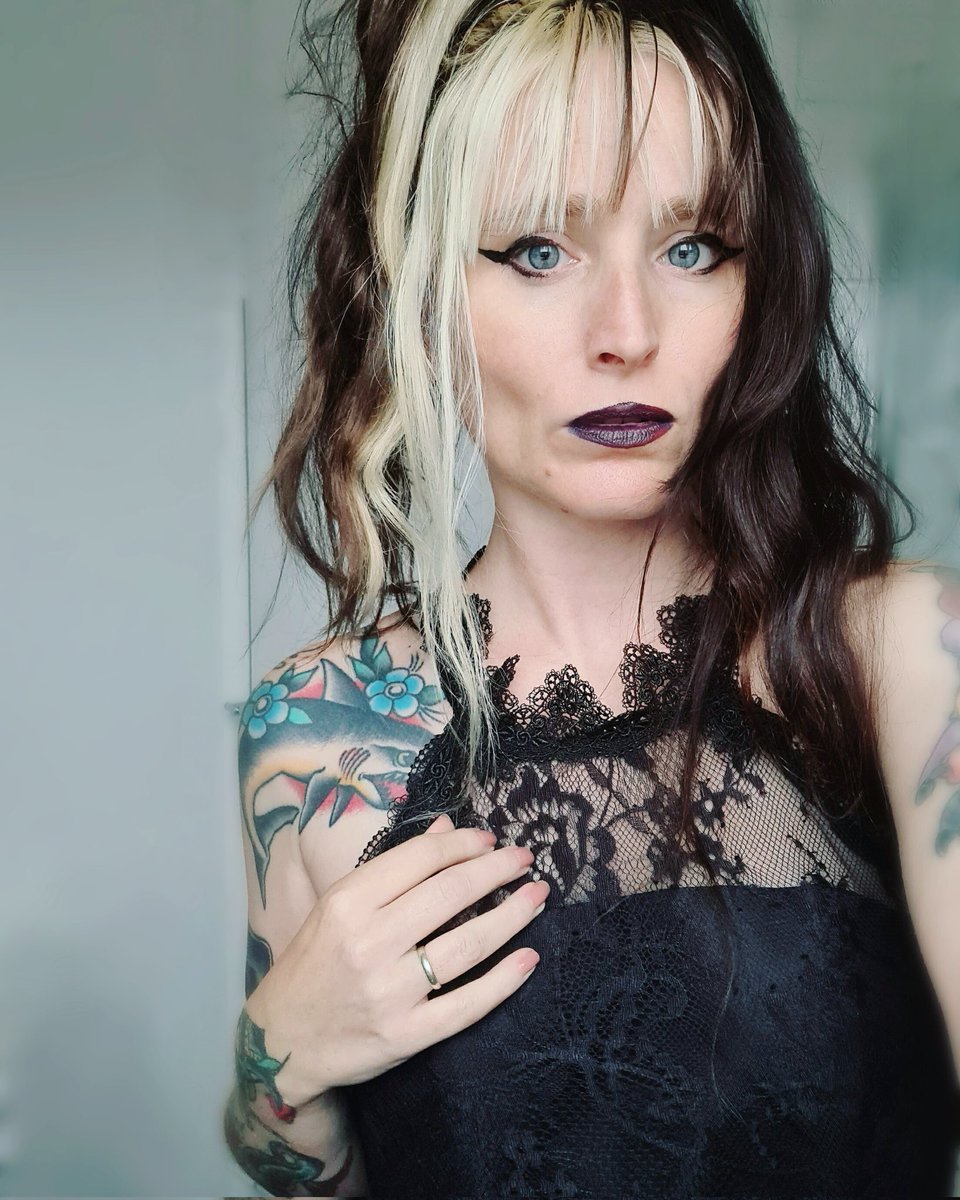 mumakassi's tweet photo. The yearly face update so twitter doesn't delete my account. You're welcome. 😘🖤🤍 https://t.co/Cm9Ul5y9ZU