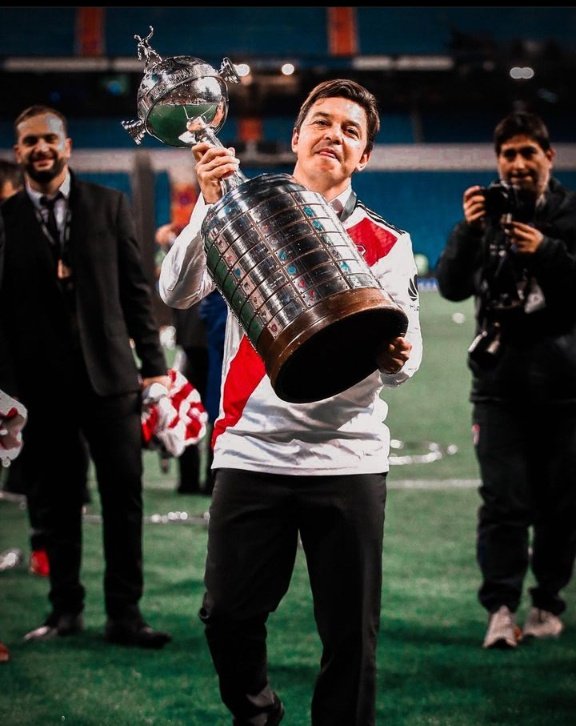 Fabianirigoiti2's tweet photo. Feliz 9/12/18. La banda del gallinero ⚪🔴.
Buen Día!! https://t.co/PT5oe7vewb