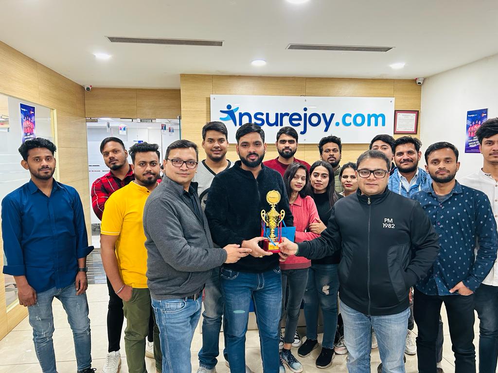 InsurejoyIndia's tweet photo. Here are some #glimpses of #trophydistribution🏆 to our Champions.
https://t.co/fU2uZyYnpn thanks👏 you for making a difference in our company, it is the just the difference we needed. Your #effort is commendable, much #appreciated.
#EmployeeExcellence #awardwinner #noidaoffice https://t.co/eR09oU6DMl