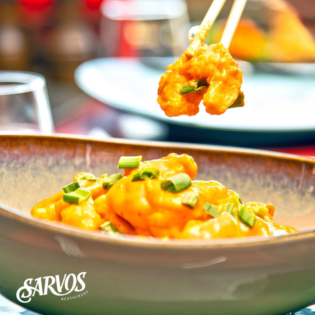 Sosuyla, tadıyla ve sunumuyla kendine hayran bırakacak bir lezzet ‘‘Karides Bamb’’ 🥢😋

#sarvosrestaurant #sarvos #turkey #ıstanbul #basaksehir #restaurant #professionel #chef #recipe #sushi #dünyamutfagı #lezzet #californiaroll #food #dinner #gourmet #seafood #restaurantlife