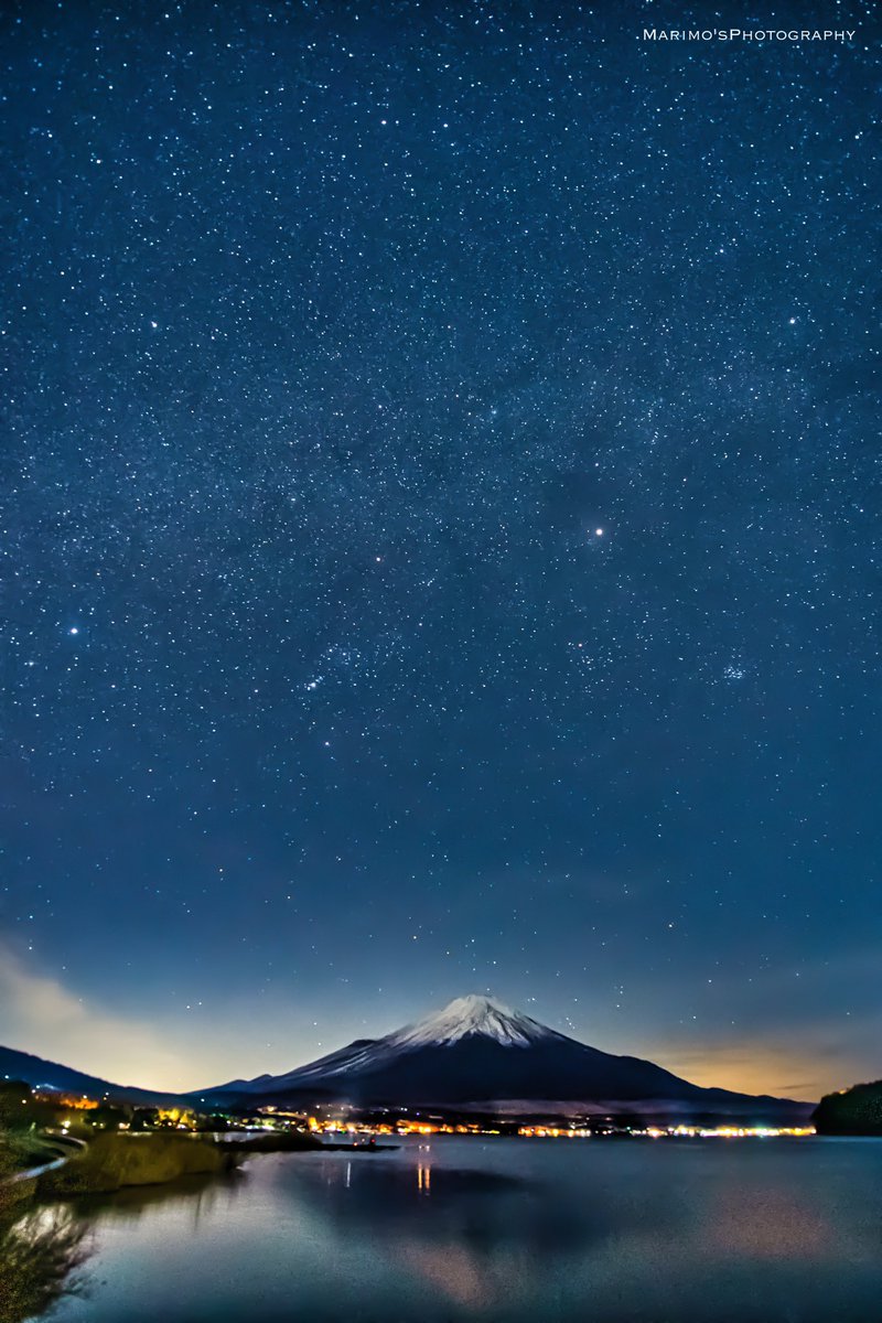富士山に降り注ぐ満天の星