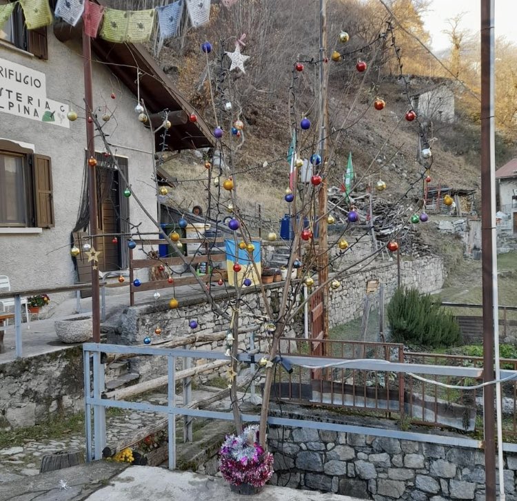 hjsStieler's tweet photo. #Italien 🇮🇹  #Val #Codera ♥️♥️♥️🔔🔔🔔🌈🌈🌈

Die Alpina und Codera Taverne wechseln die Kleider und bereiten sich auf Weihnachten vor 😀✨🎄

Gerne wäre ich bei Euch über Sylvester gekommen Elena 

https://t.co/HRGH8YQzhU 

#Italia 🇮🇹 #Val #Codera ♥️♥️♥️🔔🔔🔔🌈🌈 https://t.co/0XwgqSJRb9