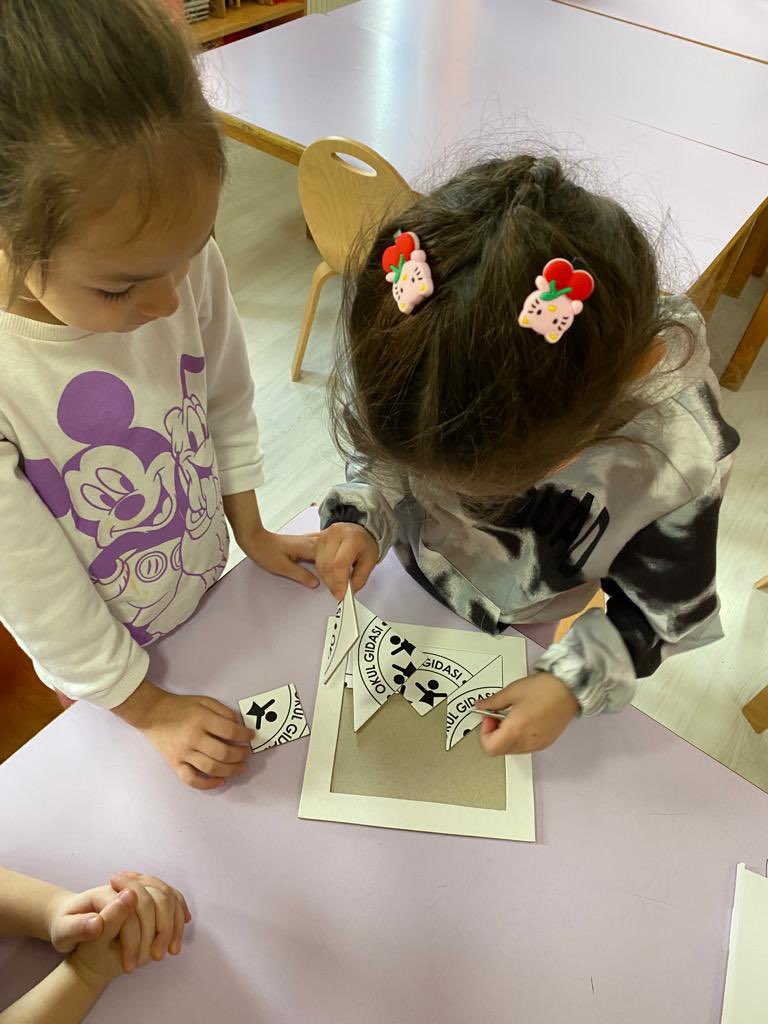 Türk Böbrek Vakfının okul öncesi dönem öğrencileri için hazırlamış olduğu eğitim kutusu öğrencilerimize uygulatıldı. Böylesine etkili hazırlanmış materyaller için kendilerine teşekkür ederiz. <a href="/TurkBobrekVakfi/">Türk Böbrek Vakfı - Turkish Kidney Foundation</a> <a href="/samsunmem/">Samsun İl Milli Eğitim Müdürlüğü</a> <a href="/MemSalipazari/">Salıpazarı İlçe Milli Eğitim Müdürlüğü</a> <a href="/muratagar60/">Murat AĞAR</a> <a href="/alisaavaas/">Ali Savaş</a>