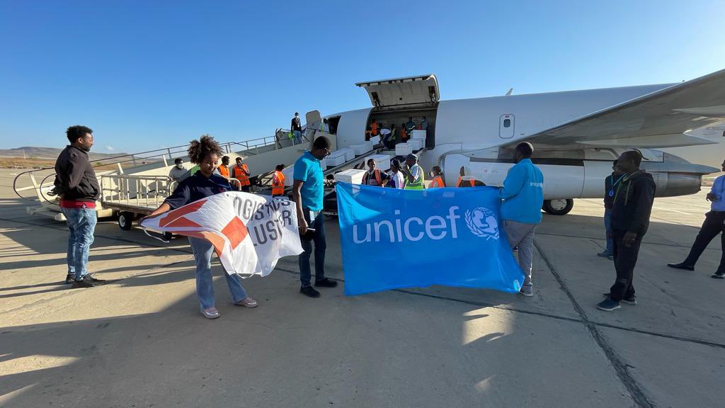 WFP_Ethiopia's tweet photo. Thanks to coordination by the @logcluster - we have airlifted 🛫 lifesaving supplies into #Mekelle including @UNICEFEthiopia vaccines &amp;
@WFP_Ethiopia nutrition supplies to treat malnourished mothers &amp; children. https://t.co/Z4NJaQZPEG