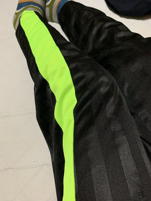 偶然にも今履いてるズボンがライゼクスカラーでした 