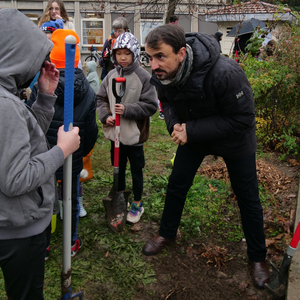 Gregorydoucet's tweet photo. La végétalisation de nos places, de nos rues, de nos écoles n'attend pas. Nous plantons en hiver pour préparer l'été. 

Une fierté de le faire avec les enfants de l'école maternelle Alain Fournier pour qu’ils puissent participer, eux-aussi, à la transformation de la Ville.🤸‍♀️#Lyon https://t.co/4YI7Ih4T4x