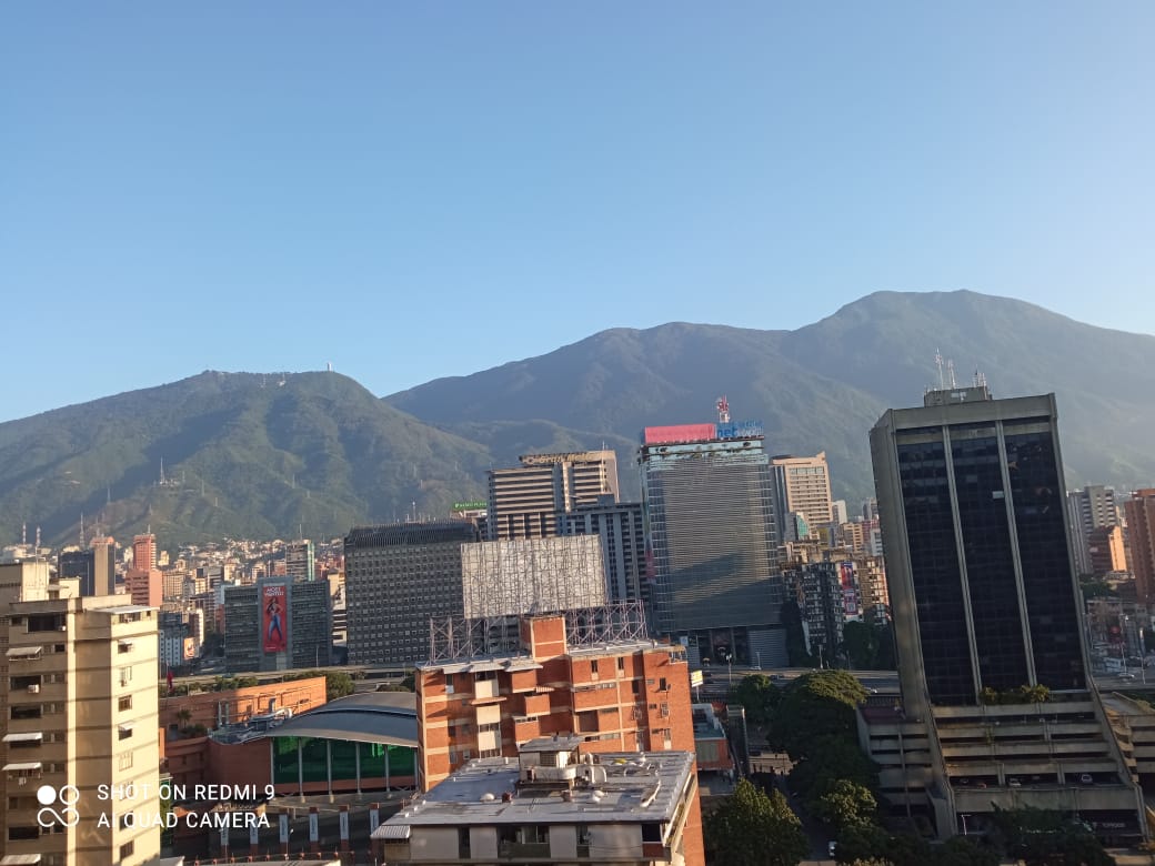 En la desnudez azul el anhelo enciende.