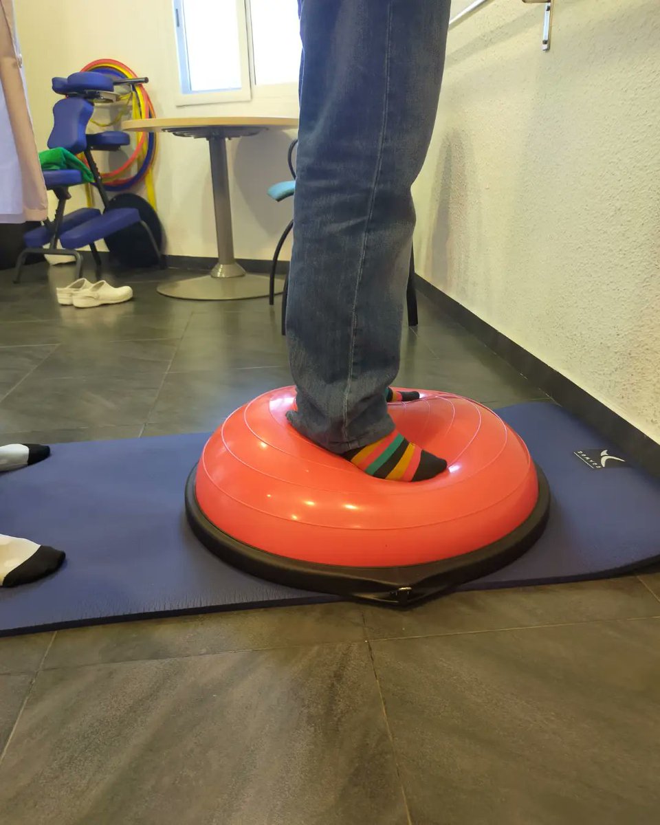 parkinson_cs's tweet photo. Ejercicios de mantenimiento físico: trabajando el equilibrio.🧍🏻🧍🏻‍♀️ 
Es importante mantenerse activo para poder abordar mejor las complicaciones asociadas a la enfermedad de Parkinson.🤸🏻‍♀️🙆🏻‍♀️🏃🏻‍♀️
Ven a conocernos

#parkinsoncastellon
#rehabilitacionparkinson https://t.co/J3Uc8c3qFs