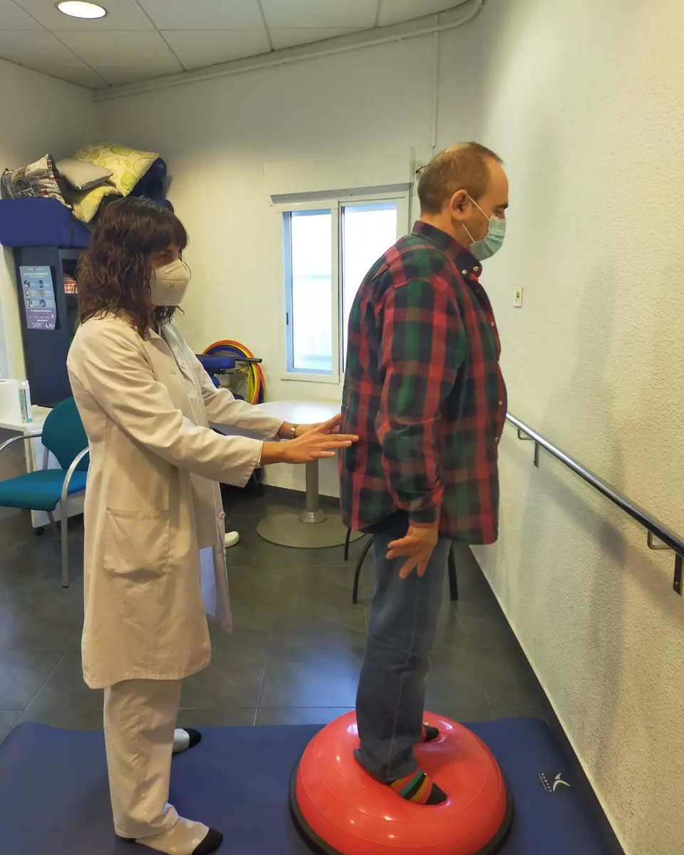 parkinson_cs's tweet photo. Ejercicios de mantenimiento físico: trabajando el equilibrio.🧍🏻🧍🏻‍♀️ 
Es importante mantenerse activo para poder abordar mejor las complicaciones asociadas a la enfermedad de Parkinson.🤸🏻‍♀️🙆🏻‍♀️🏃🏻‍♀️
Ven a conocernos

#parkinsoncastellon
#rehabilitacionparkinson https://t.co/J3Uc8c3qFs