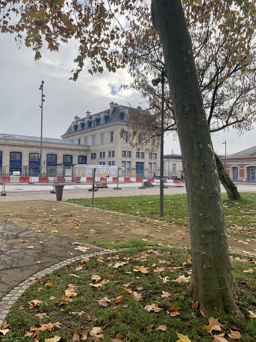 Inutilisé depuis 40 ans, l’ex-buffet de la gare de <a href="/VilledeCMz/">Ville de Charleville-Mézières</a> sera rénové par Proteame, puis exploité par Ardenne Métropole pendant 30 ans pour développer l’offre tertiaire. Notre objectif de 800 emplois tertiaires sur l’agglomération en 10 ans est à portée de main 😊 #Economie