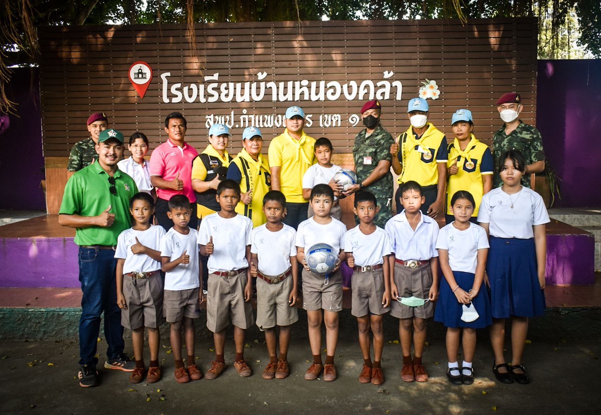 sai5SF4001's tweet photo. กองพันรบพิเศษที่ 1 มอบลูกฟุตบอลที่ได้รับสนับสนุนจาก บริษัท คิง เพาเวอร์ อินเตอร์ เนชั่นแนล จํากัด ให้กับครูและนักเรียน เพื่อสนับสนุนกิจกรรมการเรียนการสอนวิชาพละศึกษาและส่งเสริมการออกกำลังกายเพื่อห่างไกลจากยาเสพติดให้กับโรงเรียนในพื้นที่  ต.มหาชัย/ต.หนองคล้า อ.ไทรงาม จ.กำแพงเพชร https://t.co/IYBP6GGTeA