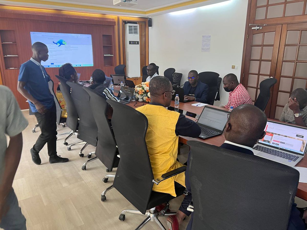 WRIafrica's tweet photo. Dernière journée de formation consacrée aux requêtes géospatiales, manipulation et visualisation des données de transport via le logiciel QGIS. Cette formation animée par Data.Transport partenaire de #DT4A est dédiée aux agents de #AMUGA et les opérateurs de transport d'Abidjan. https://t.co/CexLiJsXcO