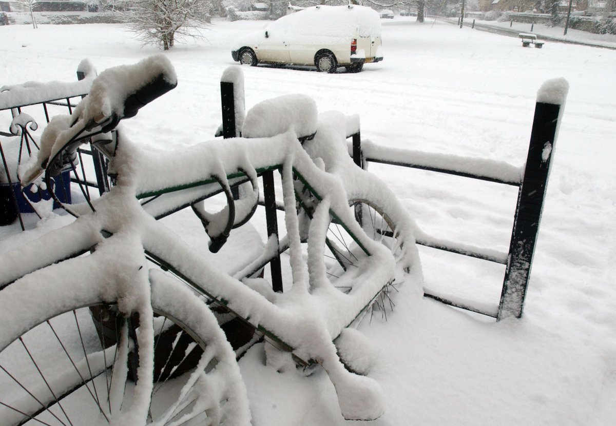 fleetstsfinest's tweet photo. 8th Feb 07 SNOW in Oxfordshire. As the Met  issues weather warnings,  you may think we are in winter. But it depends if you are a follower of Meteorological or Astronomical Winter.
1st Dec the start of meteorological winter  Astronomical winter stars on  21st Dec. David Sandison https://t.co/6i2QsYc4KN