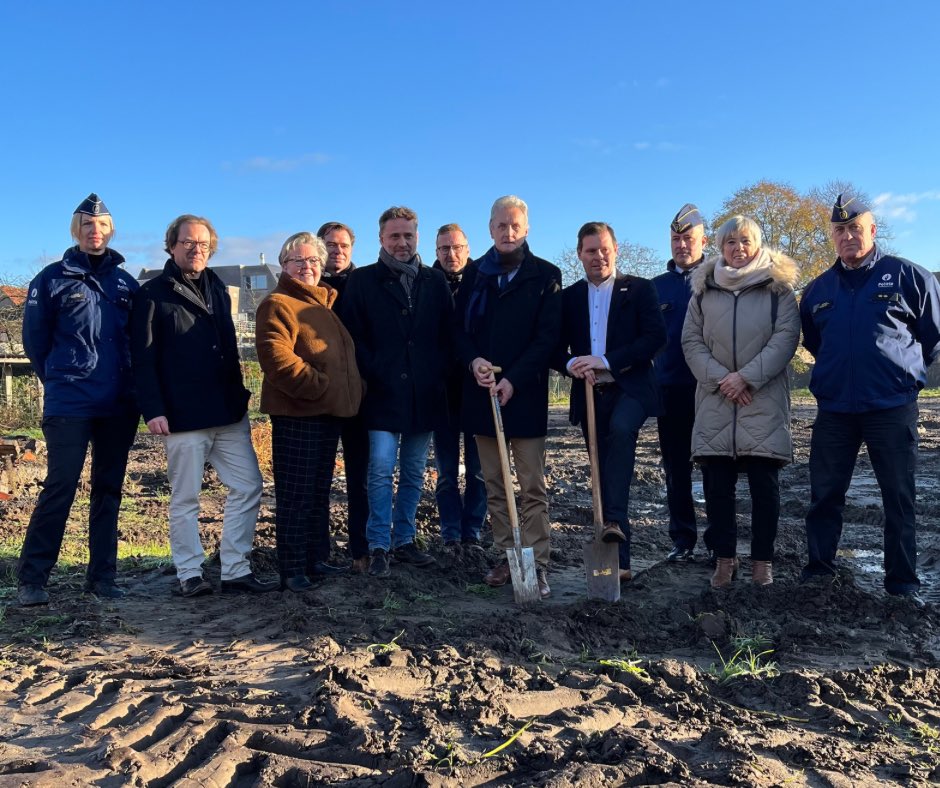 pzregiotielt's tweet image. We kunnen eindelijk beginnen ...
Vandaag werd de symbolische eerste spadesteek gegeven van het nieuw politiegebouw op de Hille in #Zwevezele.
De medewerkers van de wijkdienst #Wingene en de interventie #Ardooie zullen op deze locatie samen gehuisvest worden.