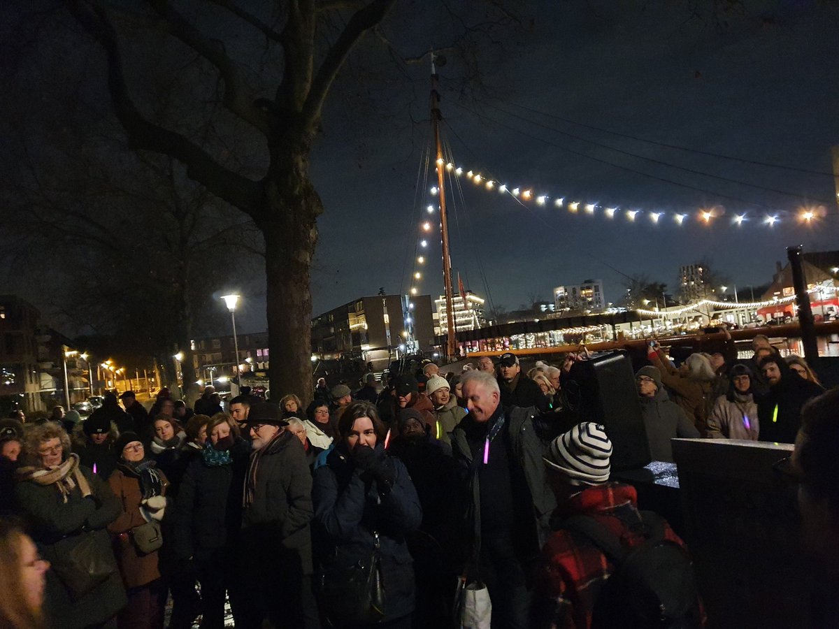 Bas van der Pol (@basvanderpol) on Twitter photo Wow! Wat was dit mooi gisteren. Prachtig lichtontwerp Atelier LEK voor <a href="/Piushaven013/">Piushaven Tilburg</a> geopend. Bewoners, ondernemers & <a href="/gemeentetilburg/">gemeentetilburg</a> samengewerkt aan bijzonder resultaat. Mocht als 'toetje' de lichtjes ontsteken van de wonderboom op de kade. Dank Piushaven Levend Podium en BIZ! Wow! Wat was dit mooi gisteren. Prachtig lichtontwerp Atelier LEK voor <a href="/Piushaven013/">Piushaven Tilburg</a> geopend. Bewoners, ondernemers & <a href="/gemeentetilburg/">gemeentetilburg</a> samengewerkt aan bijzonder resultaat. Mocht als 'toetje' de lichtjes ontsteken van de wonderboom op de kade. Dank Piushaven Levend Podium en BIZ!