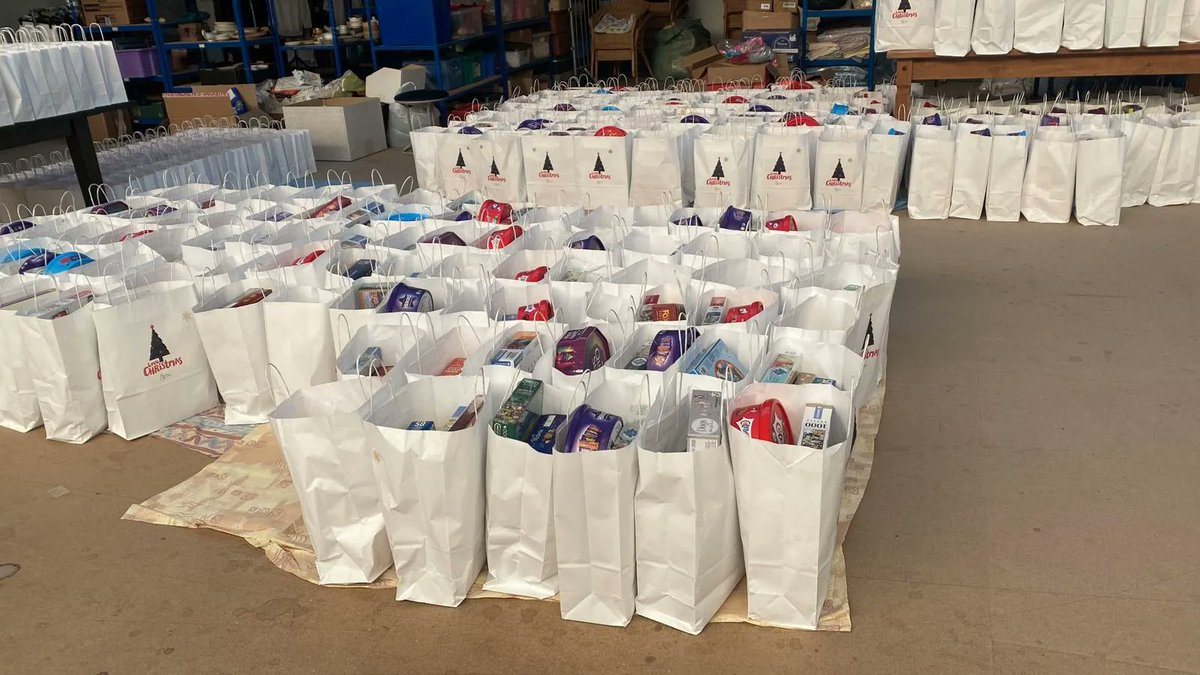 NottmCCHousing's tweet photo. A HUGE thank you to @trentvineyard who have donated 650 presents for homeless children plus a goody bag containing chocolates, biscuits, puzzles, battery powered Christmas lights and much more to every homeless family living in our temporary accommodation this Christmas. https://t.co/q8rczEJ1rL