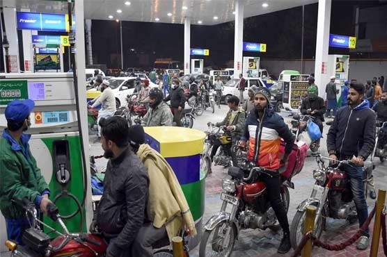 DunyaNews's tweet photo. عوام کیلئے بڑا ریلیف، پیٹرولیم مصنوعات کی قیمتوں میں 38 روپے تک کمی کا امکان #petroleumprices #pakistan #ogra #oilprices https://t.co/eE37KLtBNH https://t.co/vdFhpaDKqA