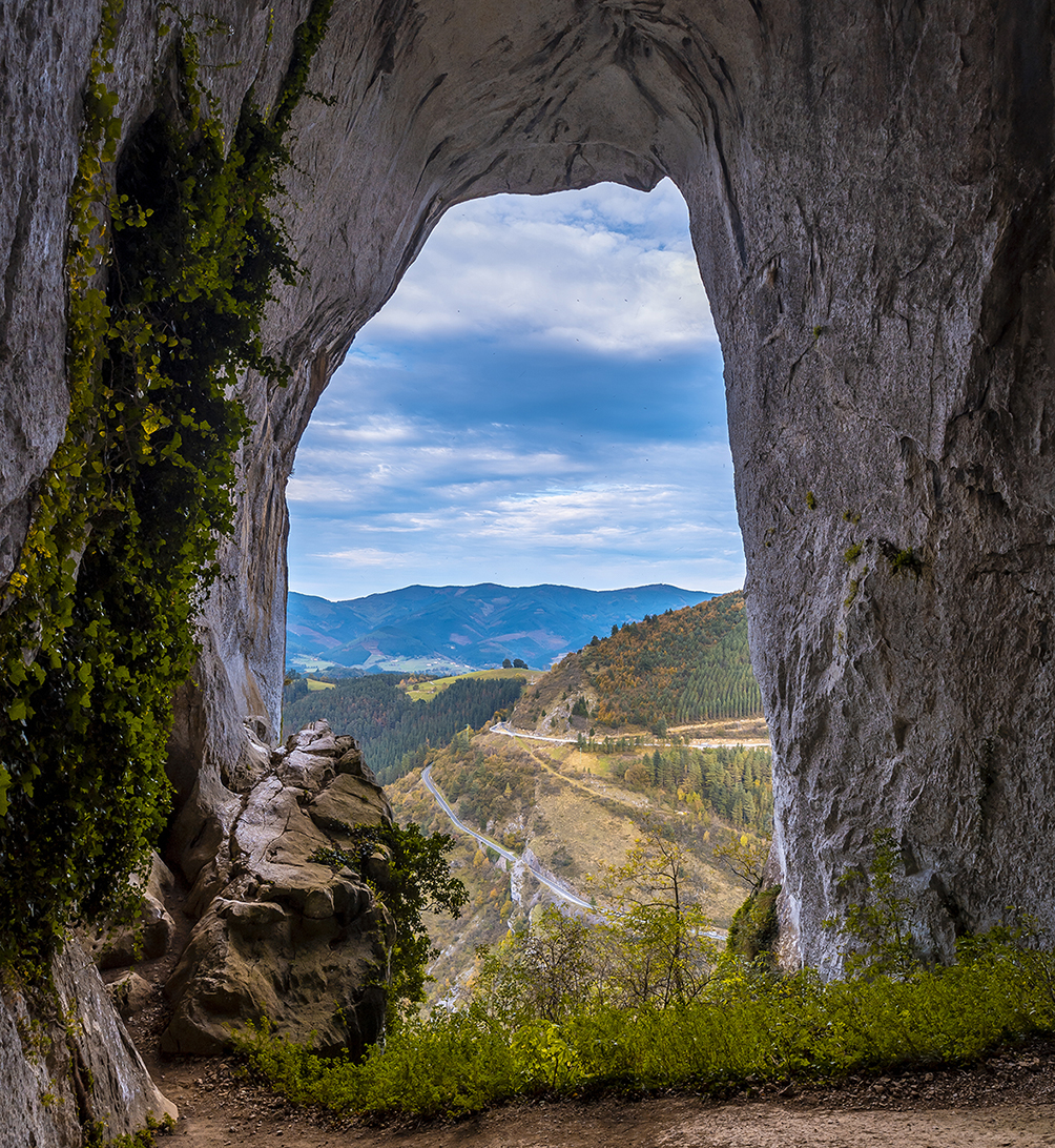 Hepyc's tweet photo. Visita al Ojo de #Aitzulo ⛰️ una de las maravillas naturales más asombrosas de #Gipuzkoa. Una #cueva abierta con varios arcos de grandes dimensiones desde donde podemos disfrutar de espectaculares vistas panorámicas. Un gran plan para disfrutar en #familia o con los amigos 👣 https://t.co/PQfhurE32R