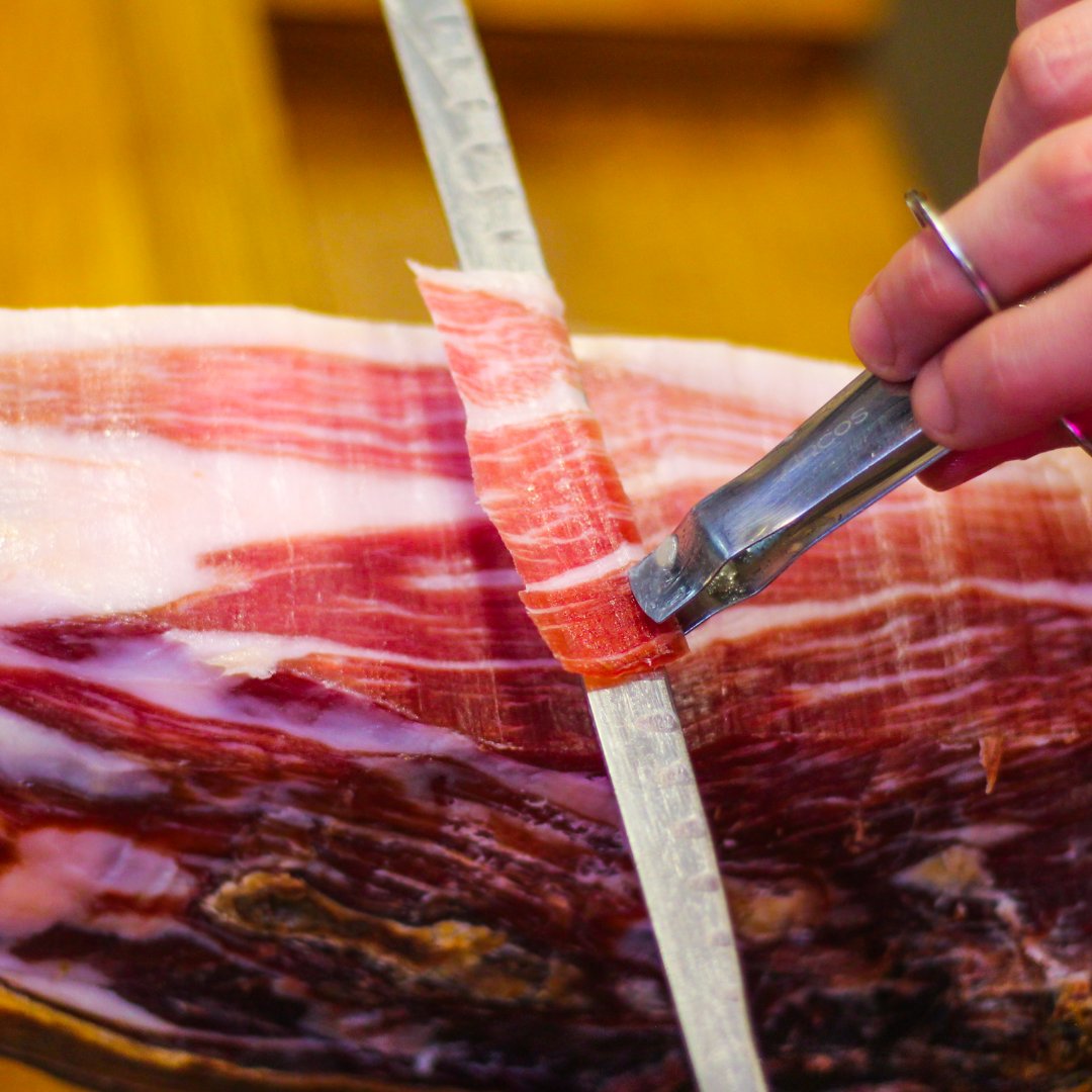 Jamon_EveryBody's tweet photo. Te apetece algo así? Siempre es un buen plan dar un paseo por el #MercadodelaRecova + ibéricos de #JamónEverybody 😋🐽

¡Te lo estamos preparando ya!

_____

Do you fancy something like that? 🐽😋 Visit us and enjoy your #Iberianham https://t.co/648E0aehio