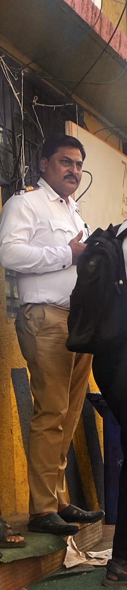 pathantanzy's tweet photo. @MumbaiPolice @mumbaitraffic @Dev_Fadnavis  sir, Sir Vivek phansalkar jee.
This officer from DN Nagr used faul language to me.He told “tum Hyderabad se aayi ho toh tumko milna tha isilie bike toe kiya.’
I ws alone and he commentd on me n kept me waiting until he finishd his lunch https://t.co/TP4OB0JBI2