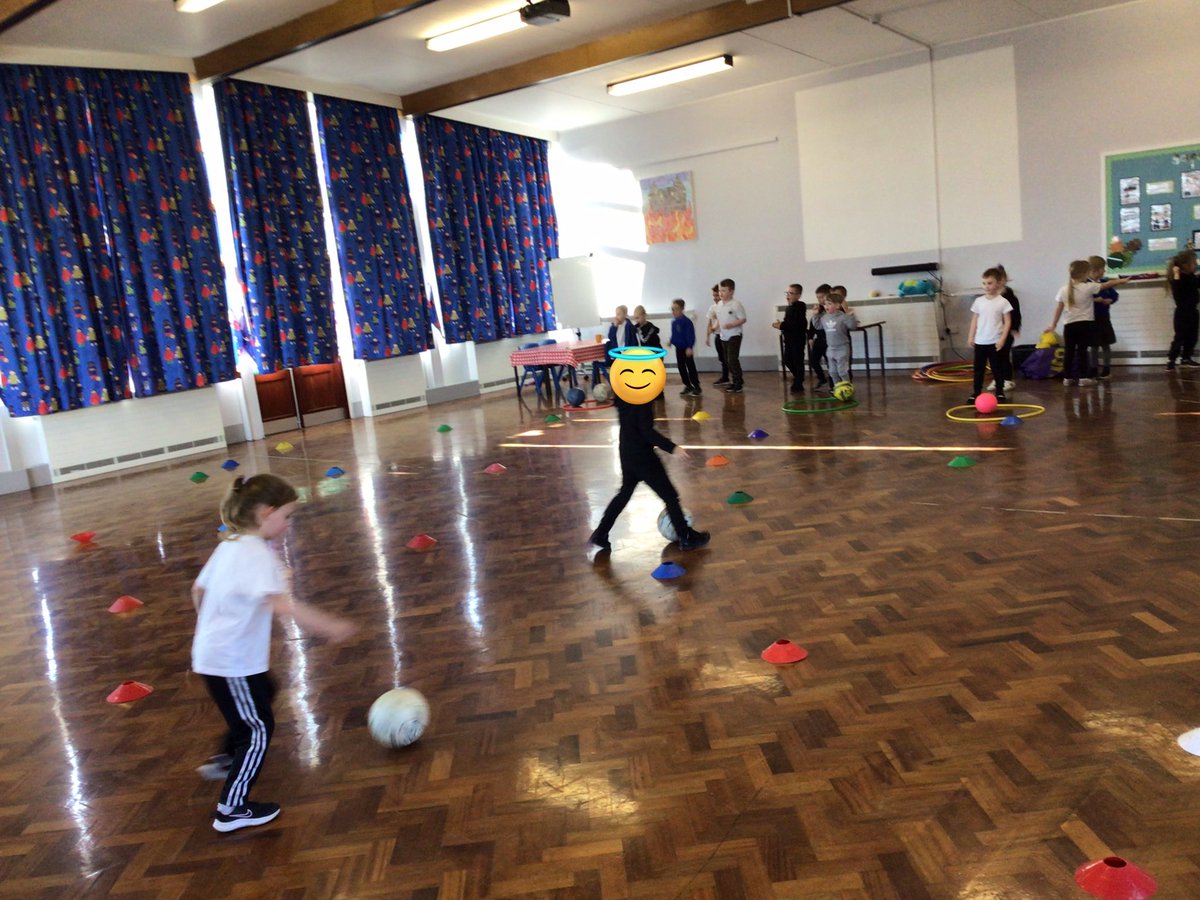 CastleHillsScaw's tweet photo. The children in Y1H have been learning how to dribble using basketballs and footballs. ⚽️🏀⛹️‍♀️#TeamCHPA @CastleHillsScaw @LegerEdTrust #CHMagic 🤩💫 https://t.co/fB0cPhwZ9p