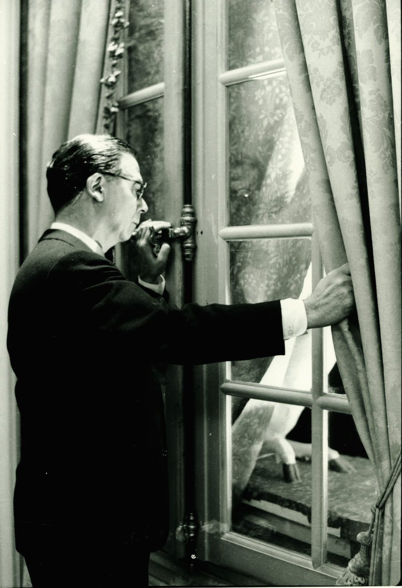 museobalenciaga's tweet photo. ¿Sabías qué #CristóbalBalenciaga solo concedió dos entrevistas en su vida? Una a Paris Match en 1968, y otra apara The Times en 1971. “¿Por qué han de fotografiarme? No soy sabio ni un general virtuoso”, se justificó en una ocasión. #Balenciaga https://t.co/xaW6hlkdOg
